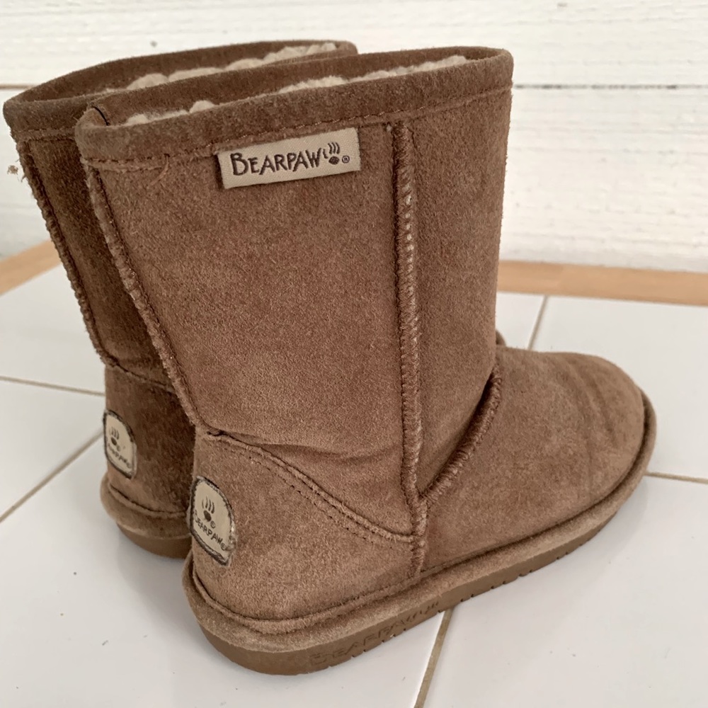 Youth BEARPAW Suede Boots.  Size 1.
